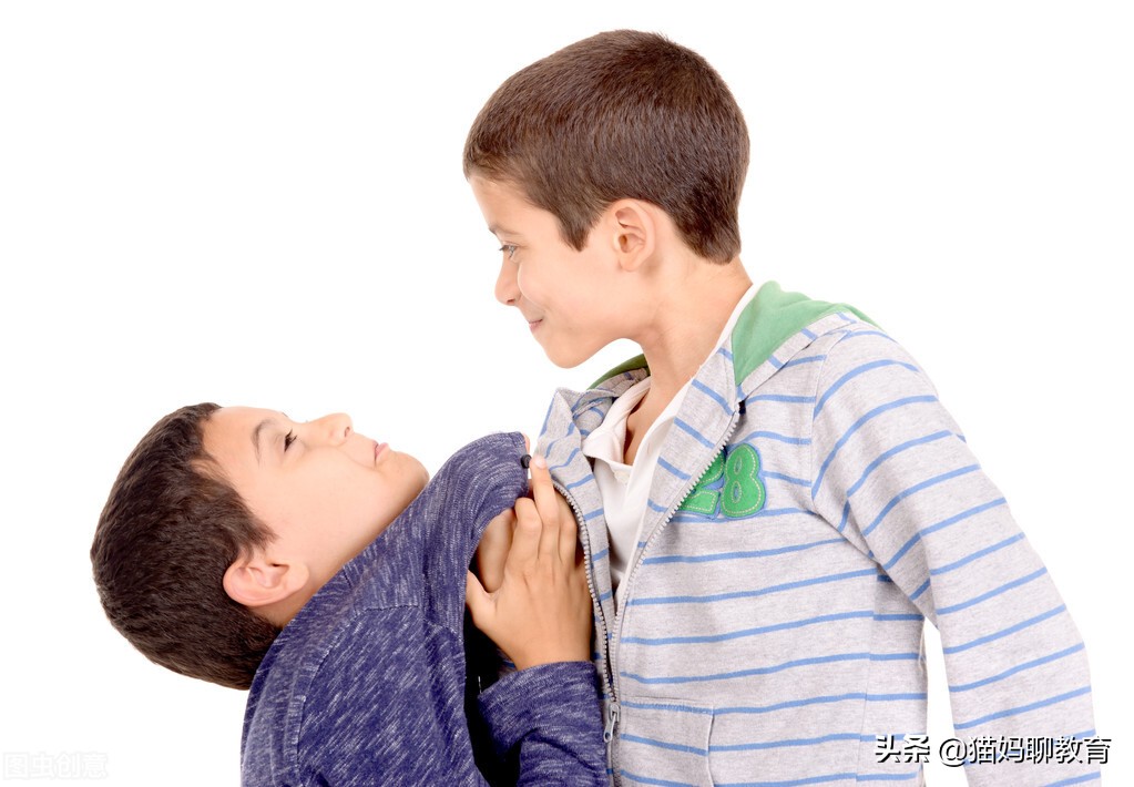 老二总是欺负老大，怎么办？父母不介入，用这一招治好老二的强悍
