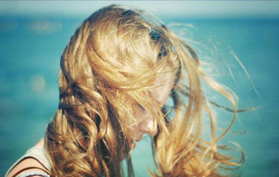 头发烫得太毛躁了怎么补救,毛躁受损的头发怎么烫