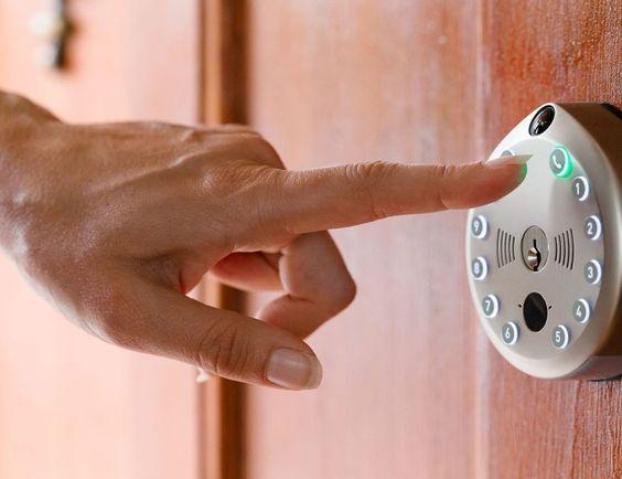 智能锁如何选择指纹锁,指纹锁和密码锁哪种更安全呢