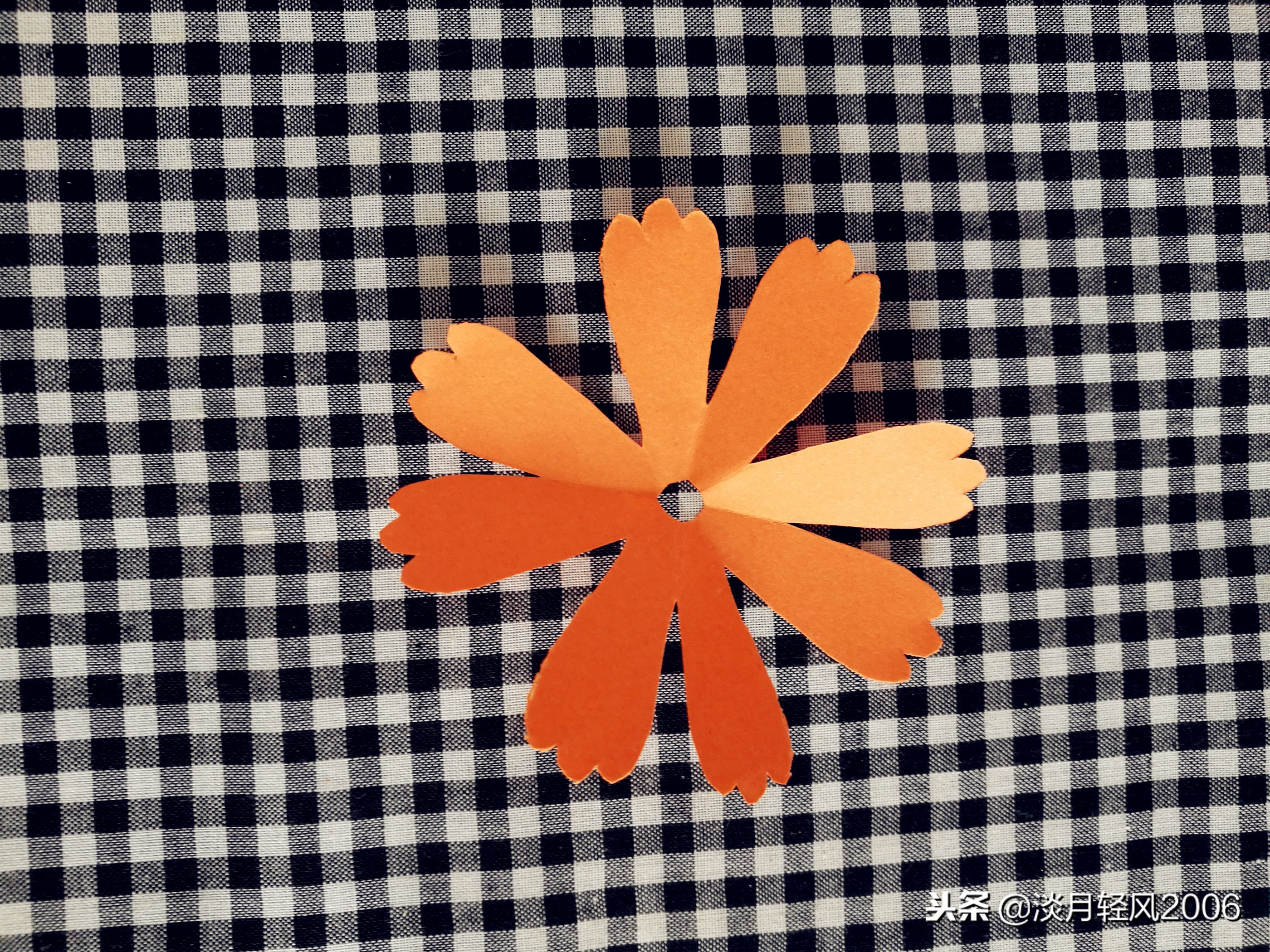 卡纸手工制作小花,用卡纸和棒棒糖做小花送给孩子