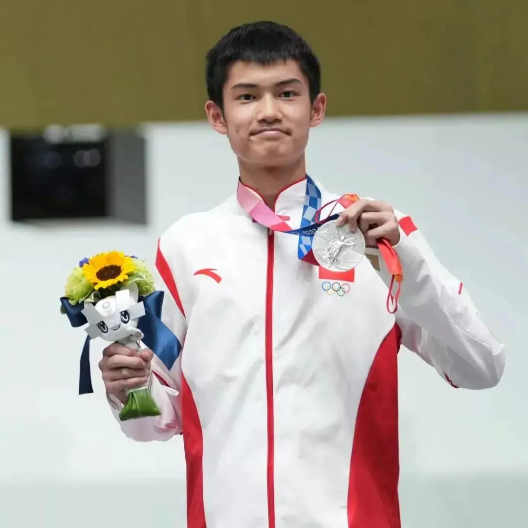 运动会的健儿们加油,赛程结束给队友们加油鼓气