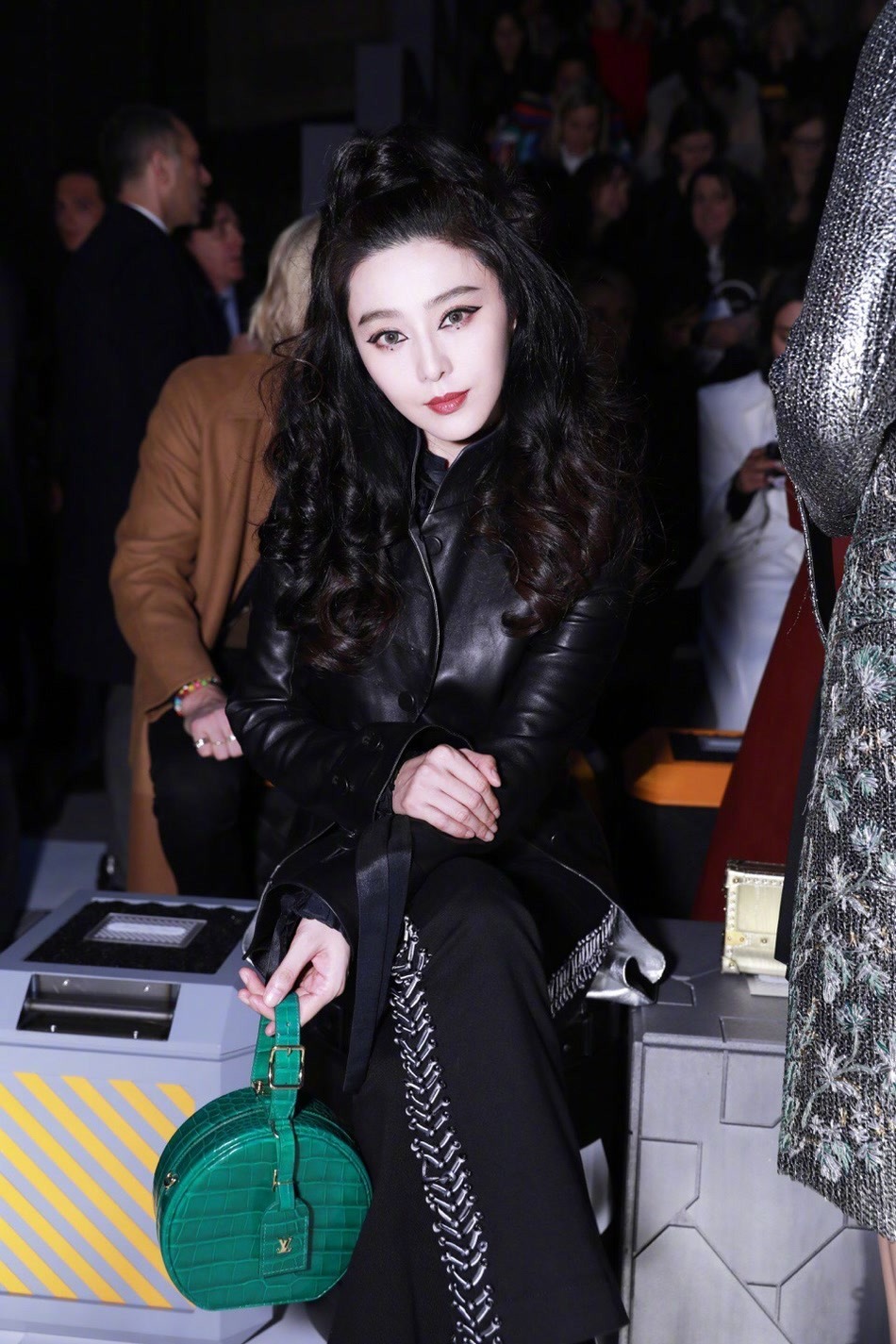 范冰冰最新机场穿皮衣,范冰冰早前看秀造型全集