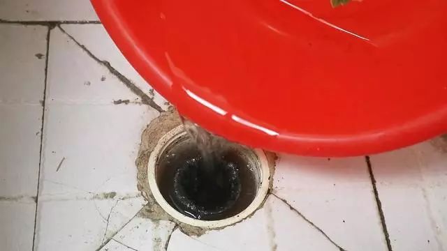 厕所臭气熏天怎么办?只需一个塑料袋,轻松解决大难题