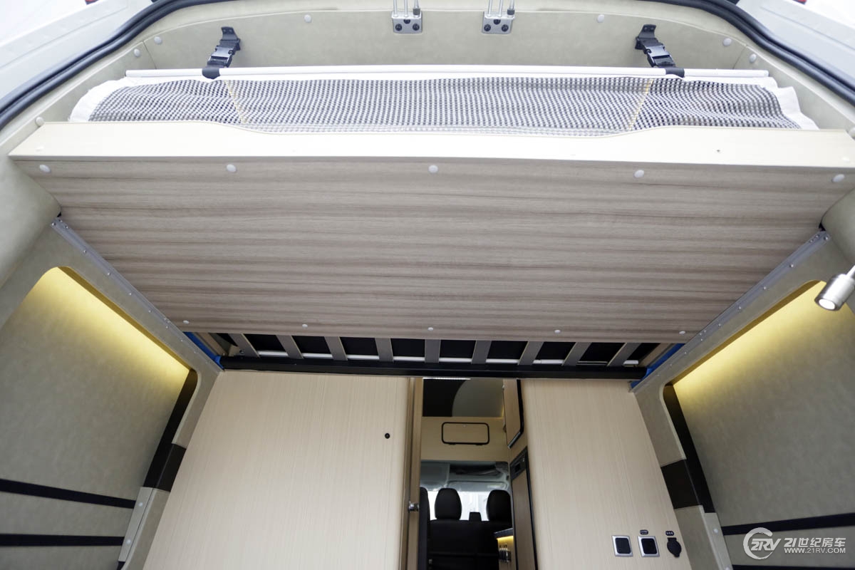 25万大通v90七座,大通v90自动挡5.95米长轴高顶房车