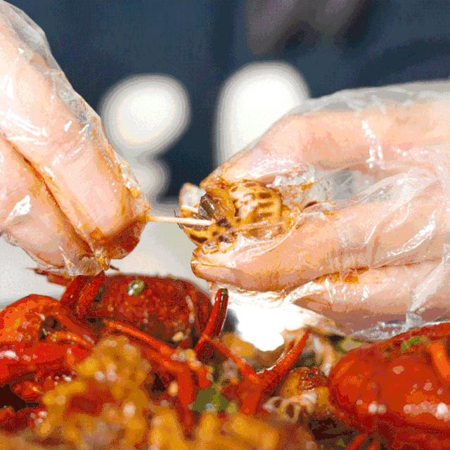 衣服被油渍弄脏了可以用什么弄掉,白t恤发黄油渍怎么洗才能洗白