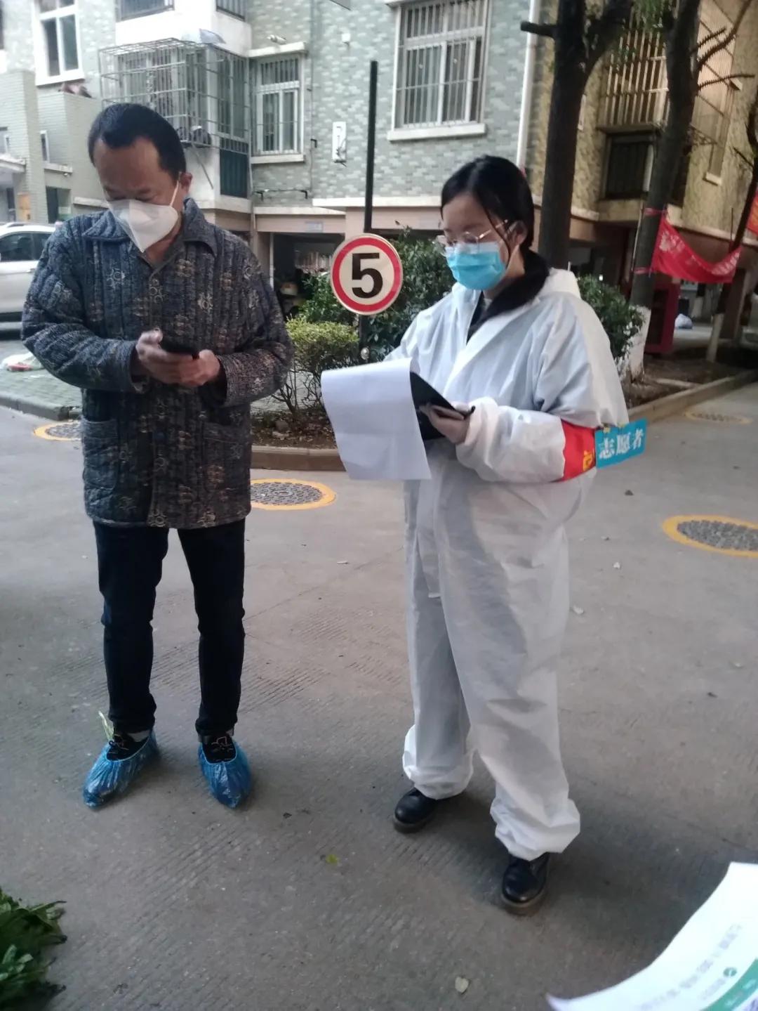 下沉公务员：我在老社区分发10元爱心菜