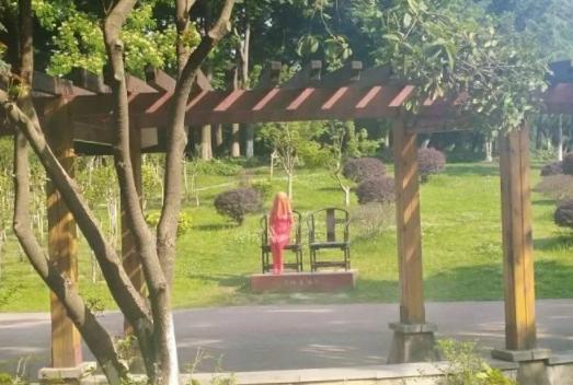 搞笑GIF：看来姑娘就是喜欢不平凡啊