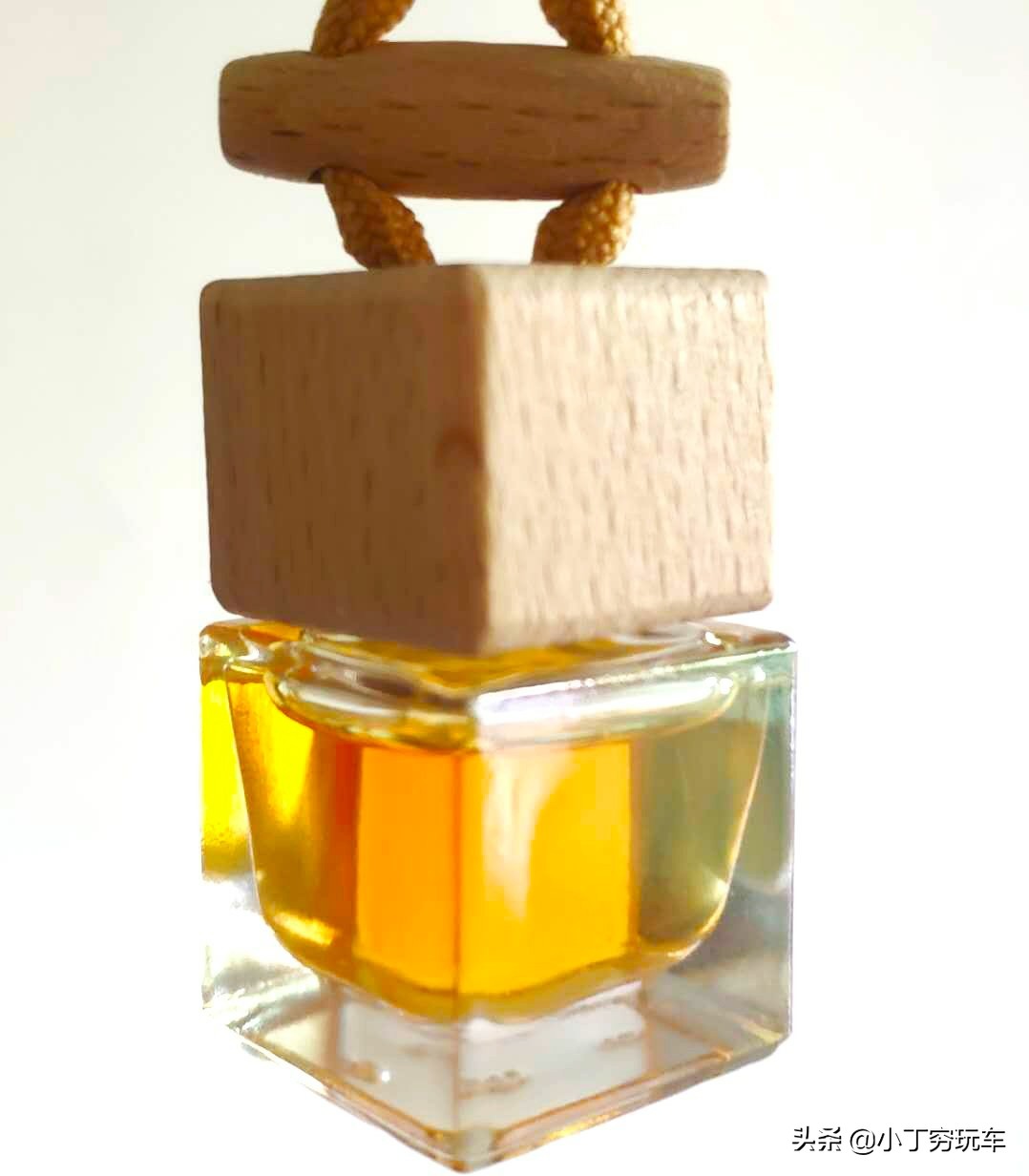 有什么可以化解汽车香水异味,车上异味大适合放什么样的香水