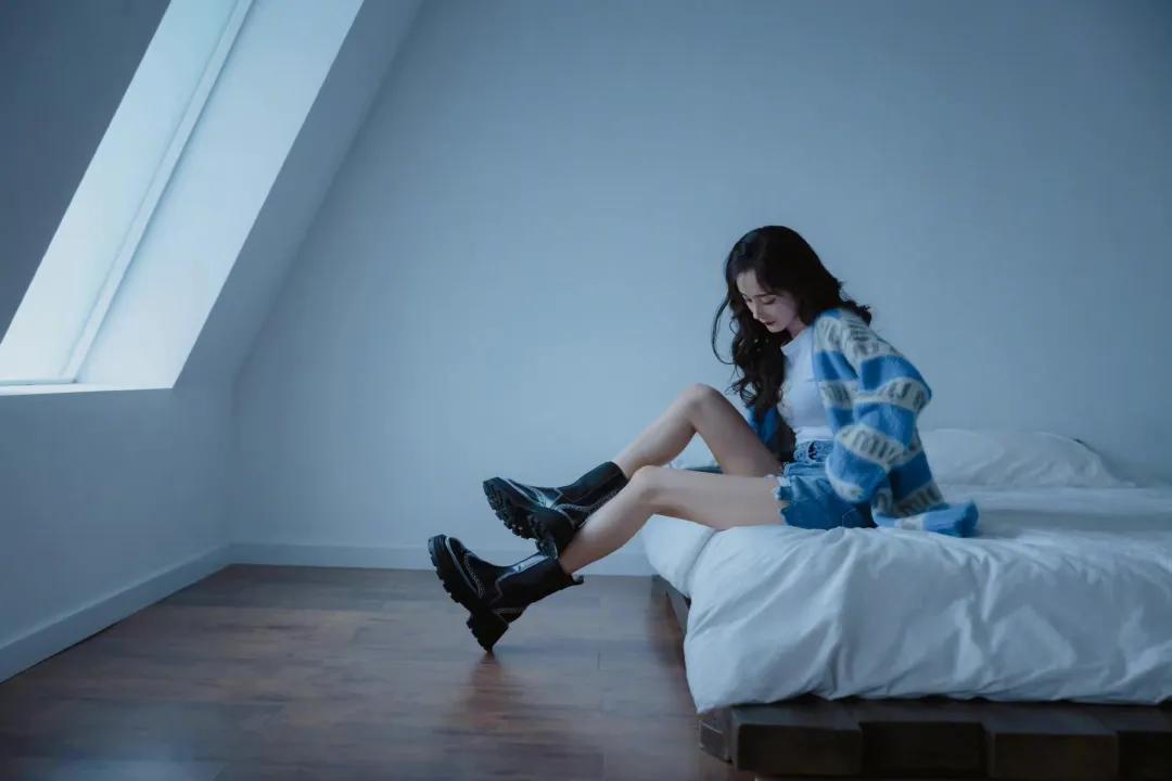 杨幂穿连体短裤时尚大片,杨幂现身粉色风衣配短裤