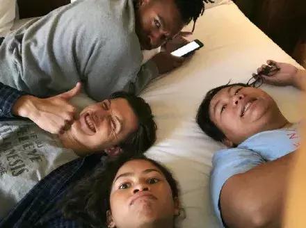 荷兰弟穿着黄色衣服,荷兰弟用眼睛喝水