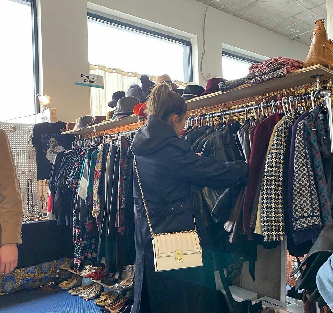 她是zico的前女友，深蓝风衣内搭灰卫衣出镜，身材依旧没的说