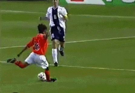 足球大中锋战术,足球后腰在哪个位置图