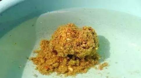 鱼饵料怎么调才不会入水就散,饵料开出来特别容易散