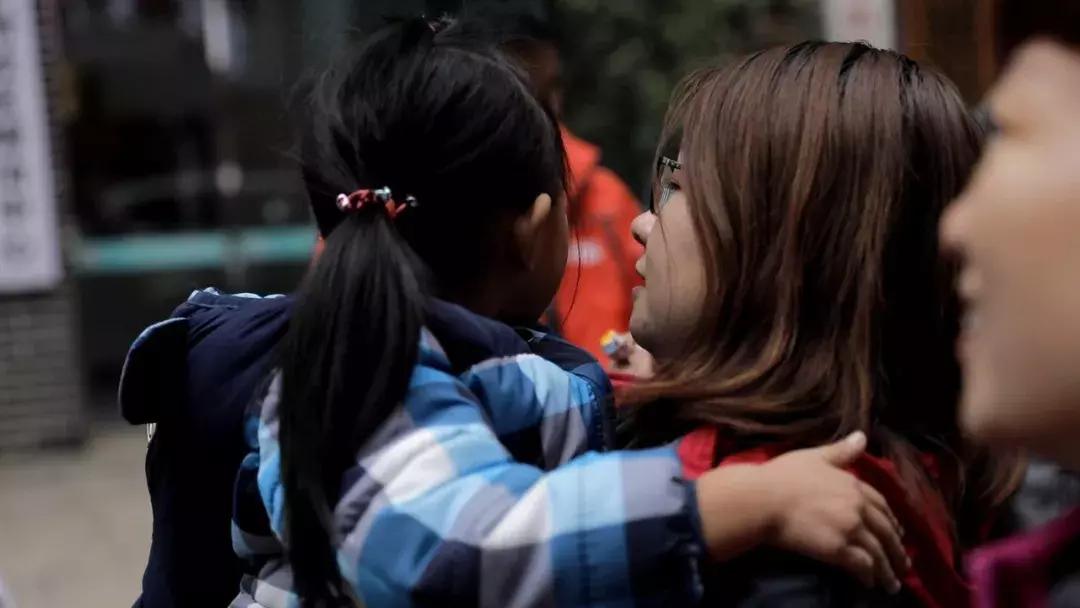 跨越2100多公里，我们为大山深处的孩子们上了一堂“云上美术课”