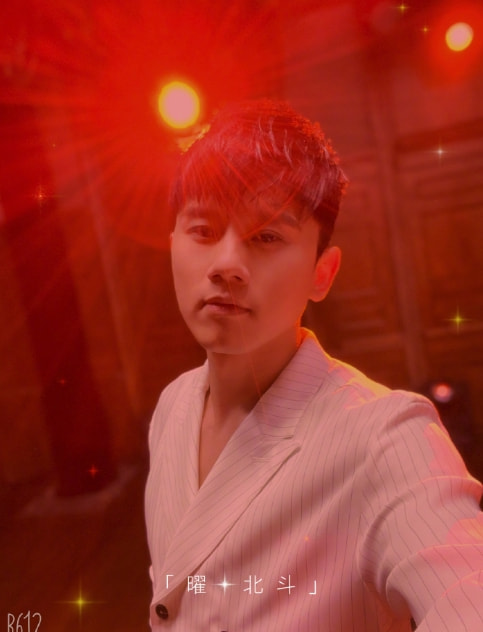 跳跳俏俏谢娜出席张杰演唱会,谢娜受伤张杰紧张的样子