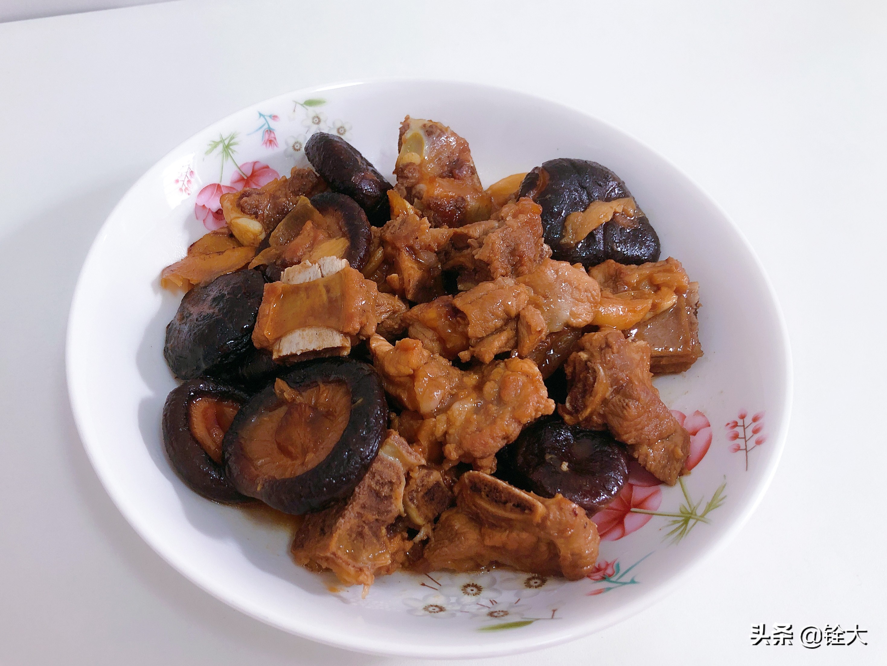 1根猪排骨和1把干香菇，小火慢炖，出锅味道浓郁，排骨软烂咸香