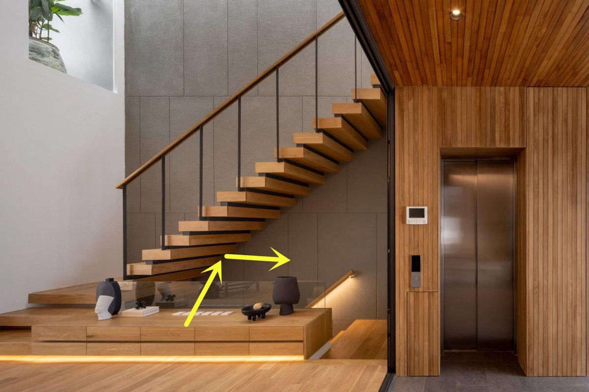 客厅中央电视柜与楼梯一体设计,客厅楼梯下面空间利用电视柜