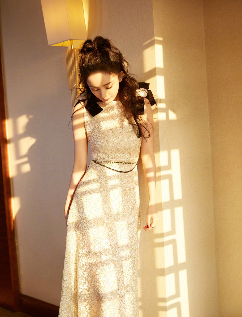 赵丽颖和杨幂同穿吊带裙,杨幂穿刺绣长裙