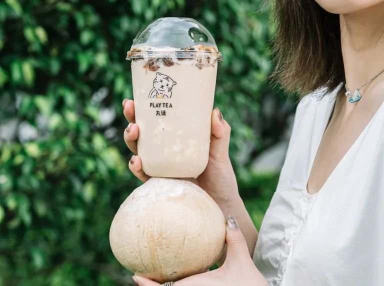 椰椰奶冻茶，会抖臀！1秒卖出1000+杯，有人开货拉拉来买…