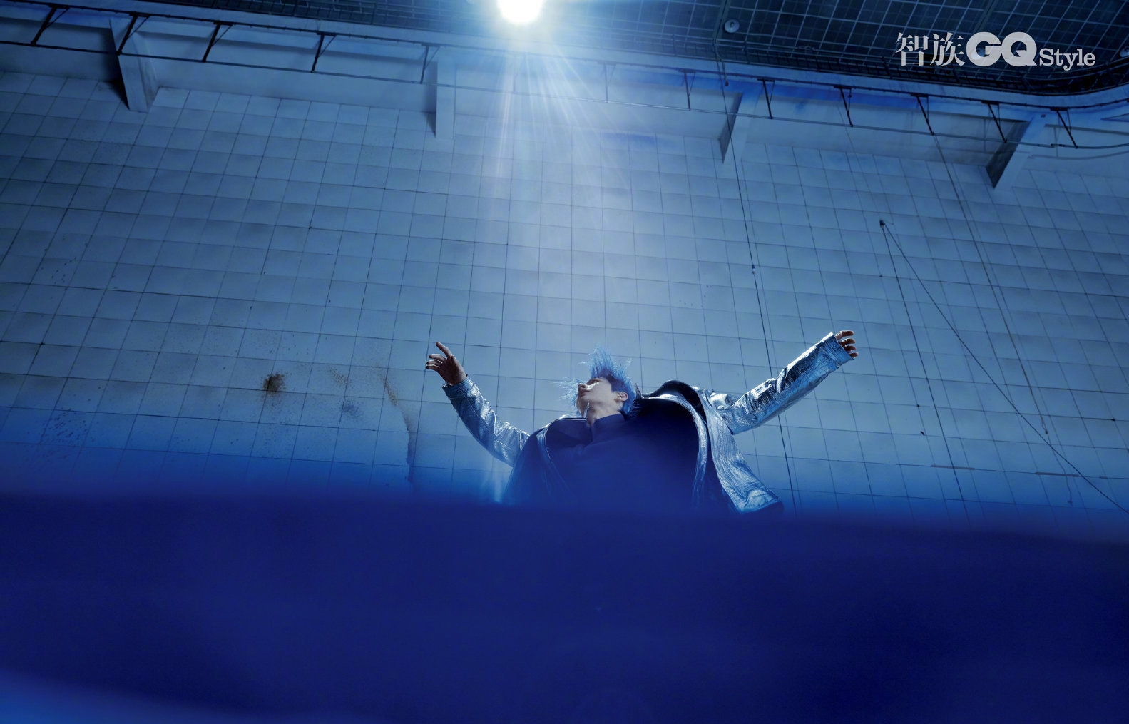 王一博身着黑色金丝长衫亮相,王一博的时尚穿搭酷盖帅气十足