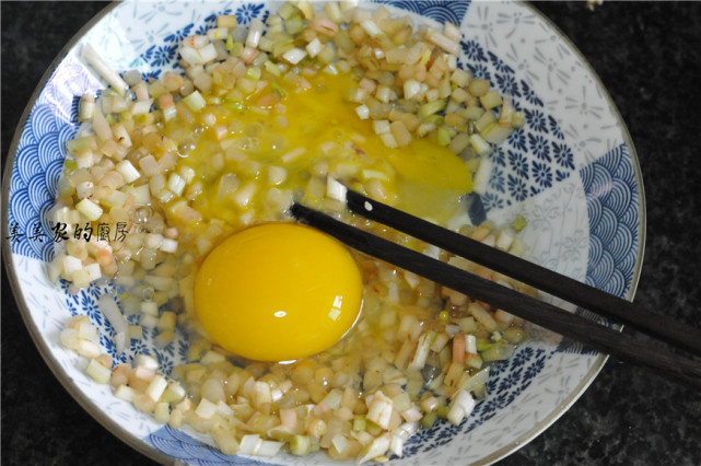 鸡蛋跟它一起炒，一半人不敢碰，另一半人爱到哭