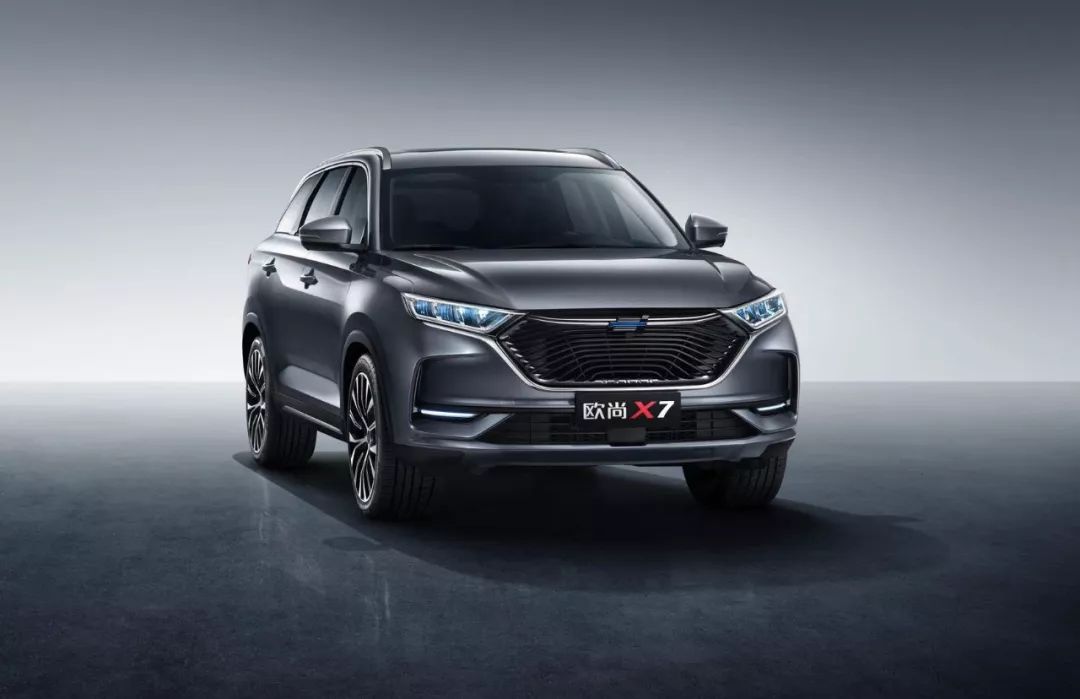 长安欧尚X7贴地行,指导员是瑞典欧罗巴乐团