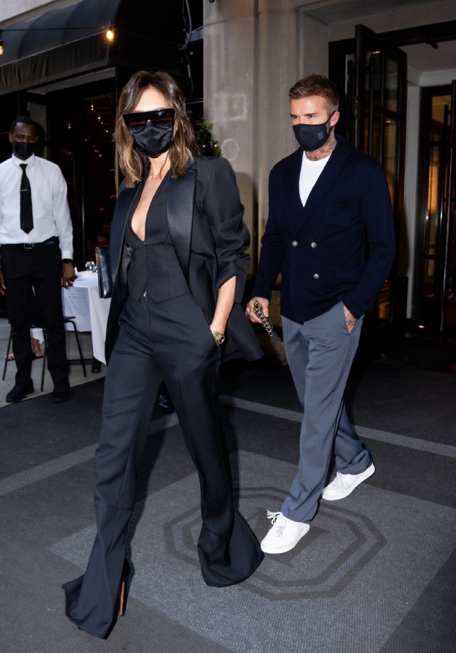 维多利亚贝克汉姆夫妻合体,贝嫂穿纯黑西装气场全开,小贝像跟班