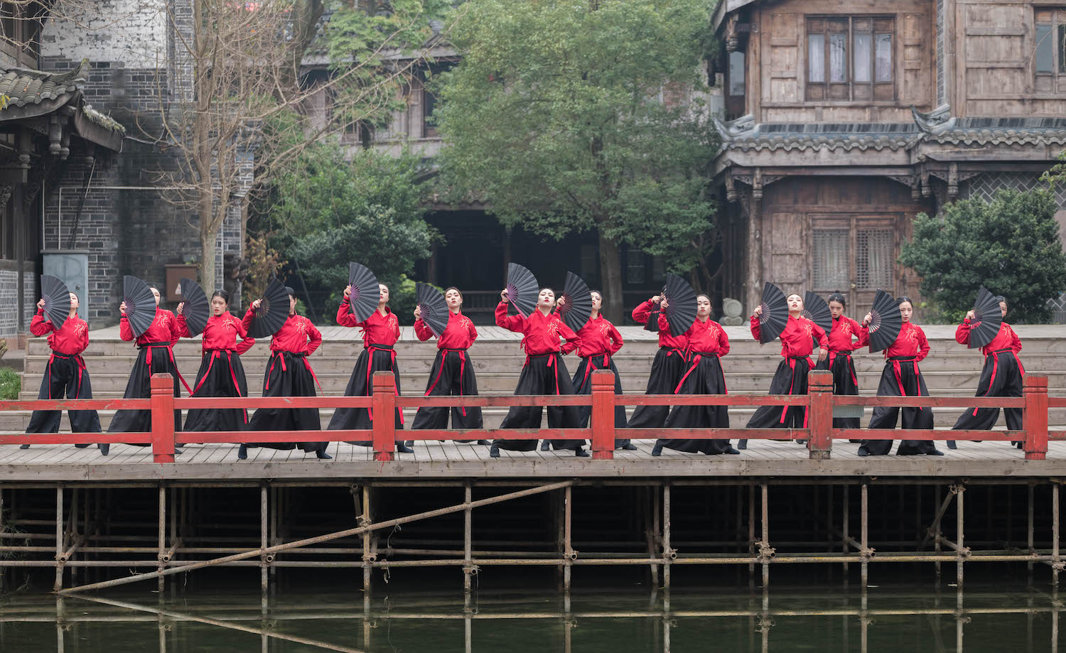 绌哄鐬棿鍙樿韩濂冲叺,绌哄蹇棯鏄ョ鑸┖