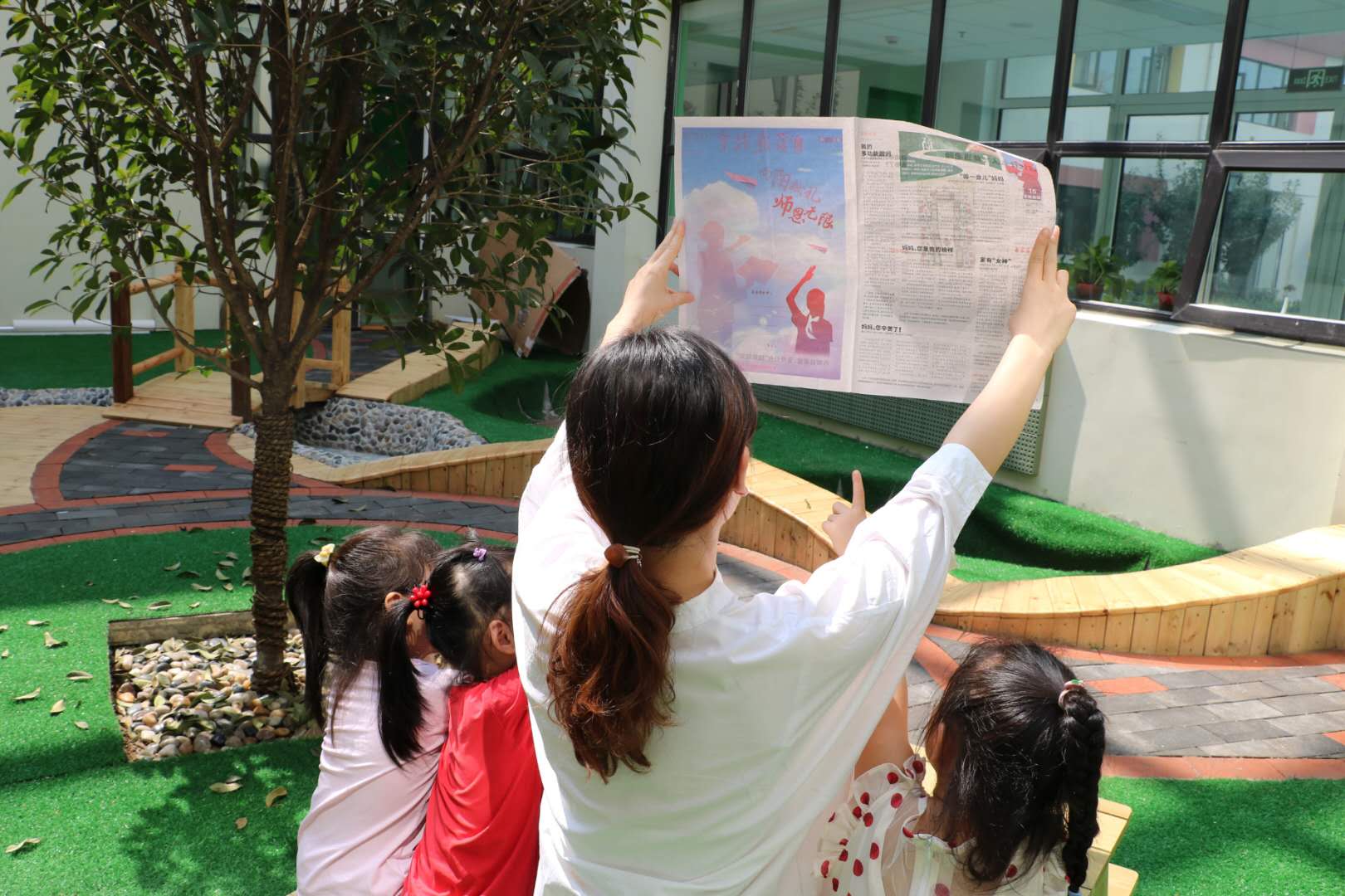 向阳献礼,师恩无限!《泉城家庭教育》创意封面感动济南师生