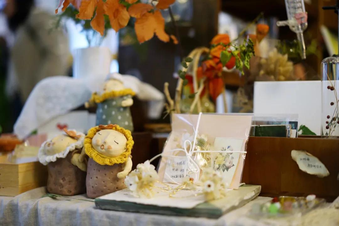 成都两个小姑娘开的老房子花艺杂货铺，外地游客不远千里专程打卡