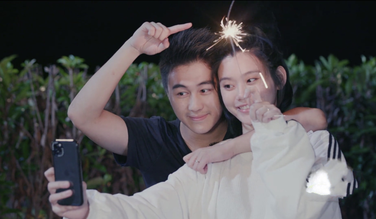 奚梦瑶何猷君大豪门家族合照,奚梦瑶晒与老公何猷君合照