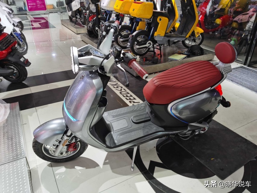 爱玛2018年的智能电摩,爱玛电摩最顶配版