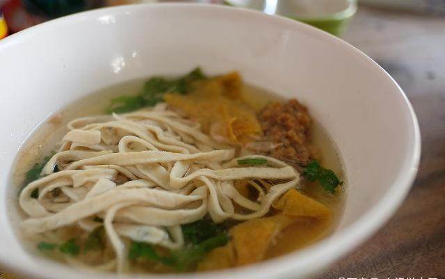 媳妇每回吃完家婆做的饭总感冒，有回跟丈夫换碗，丈夫吃完蒙住