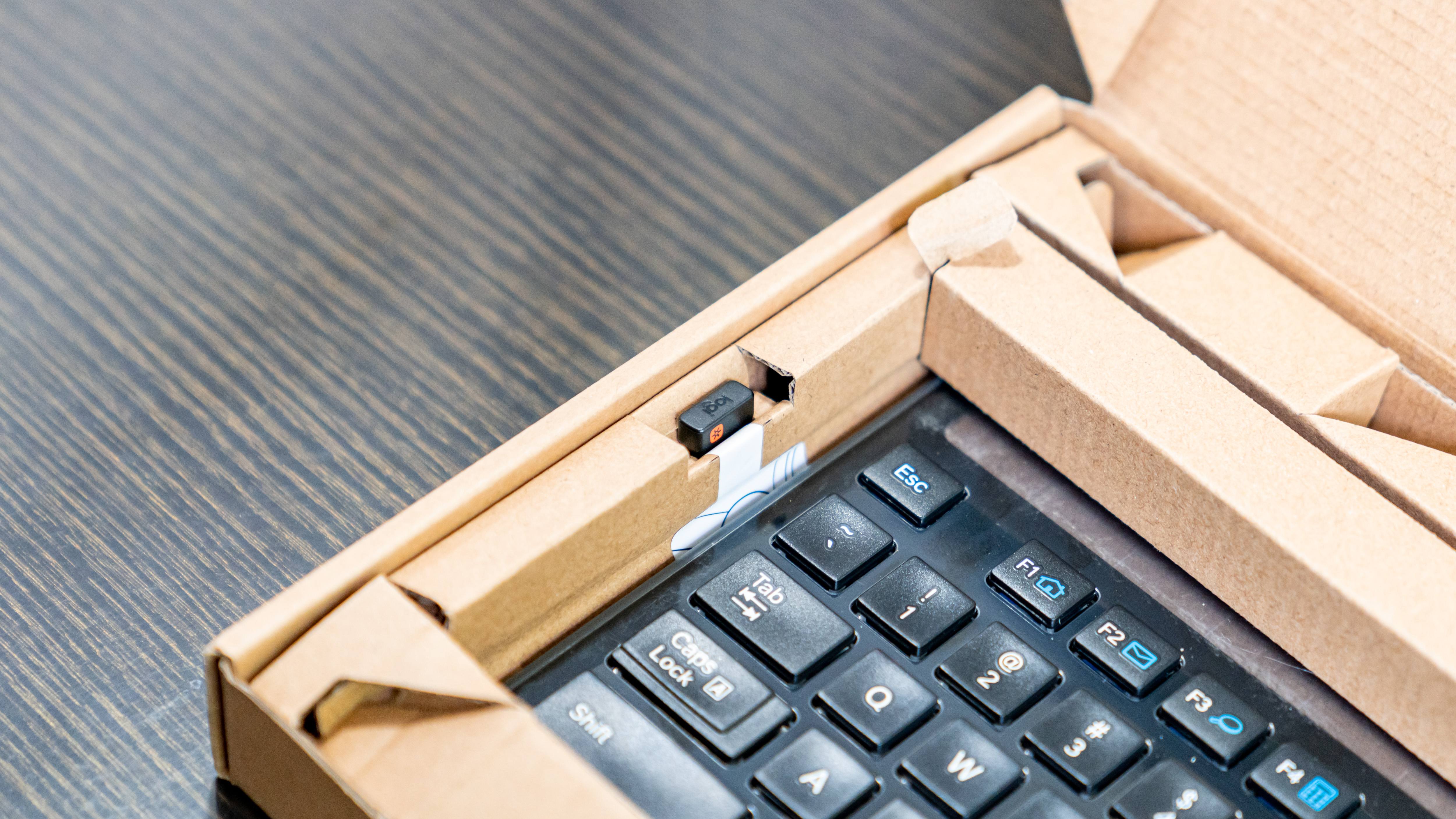 罗技键盘780和罗技k750,罗技k750无线键盘有电池的吗