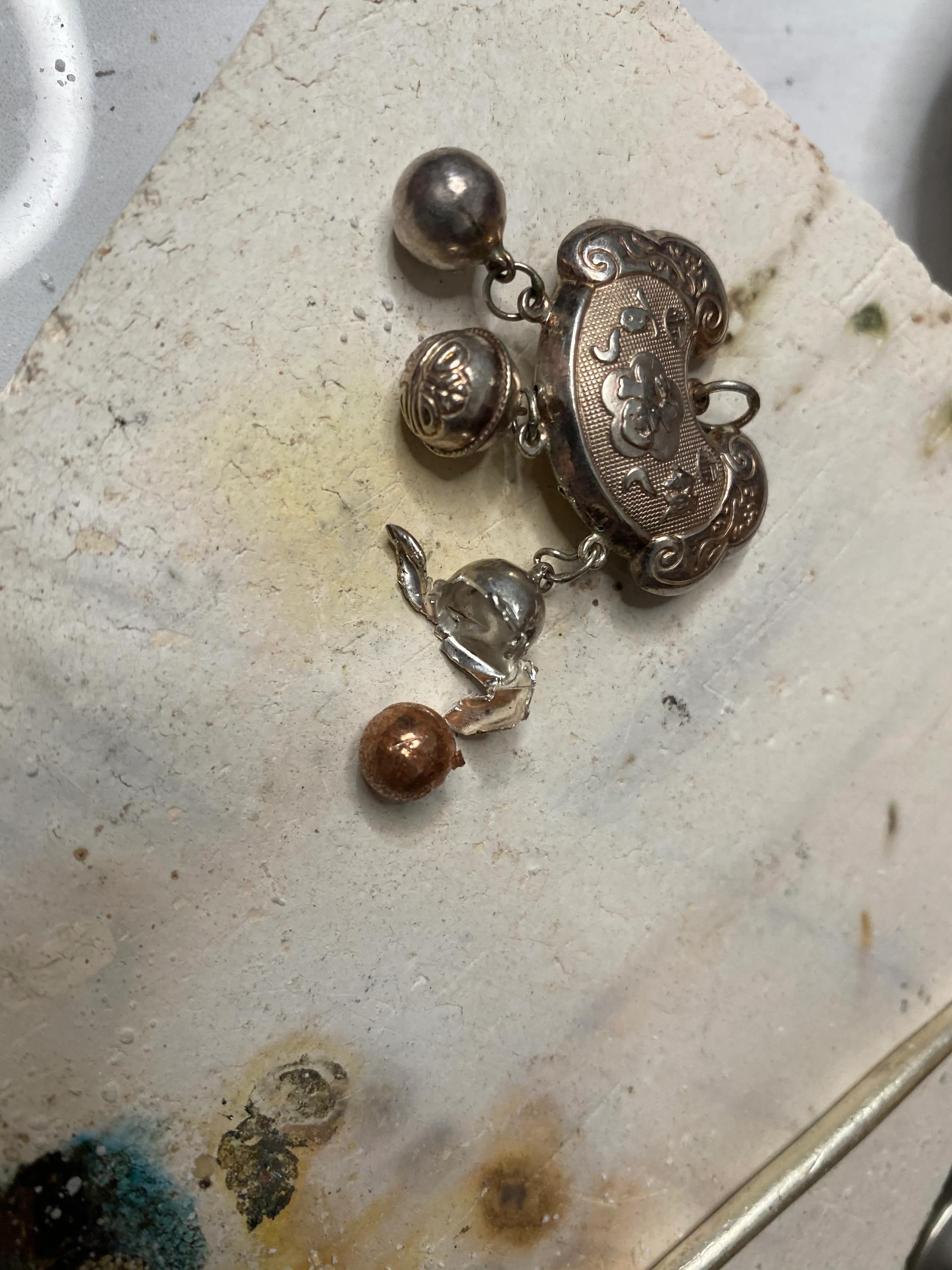 银器怎么辨认是否真银 (怎么识别真银和假银子)