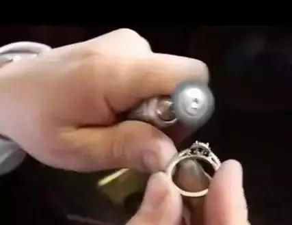 啤酒瓶冒充翡翠手镯全过程曝光,啤酒瓶制作冒充的翡翠手镯