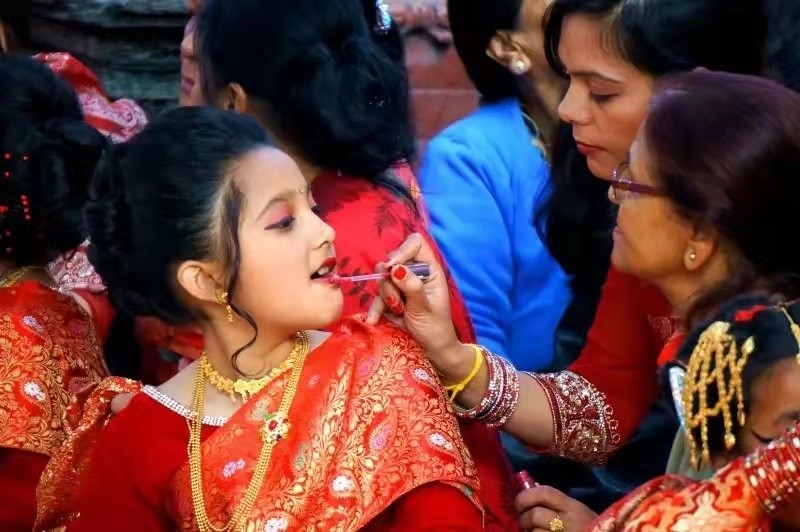 尼泊尔五个兄弟娶一个媳妇儿,尼泊尔一妻多夫制的家庭孩子归属