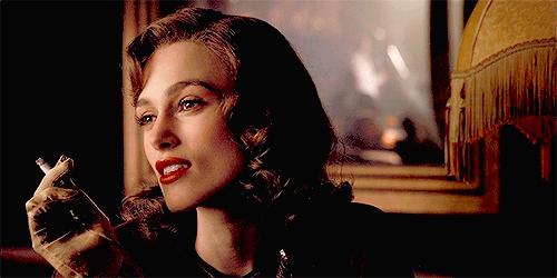 在家也穿这么精致吗,在家也穿西装打领带