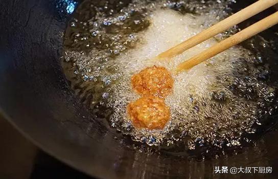 淮扬菜系的特色菜红烧狮子头,红烧狮子头荸荠淮扬菜