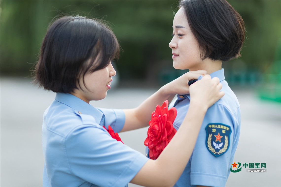 退伍女兵脱下戎装军心不改,女兵退伍回忆照