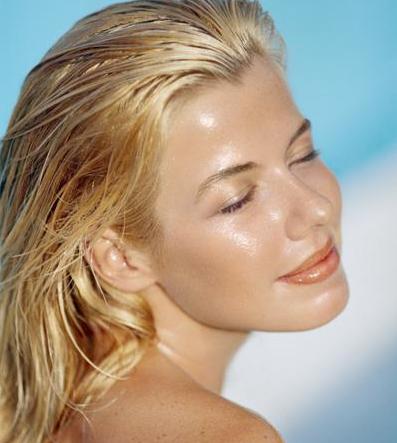 皮肤出油耳朵外也出油怎么回事,皮肤出油导致的脸部蜡黄