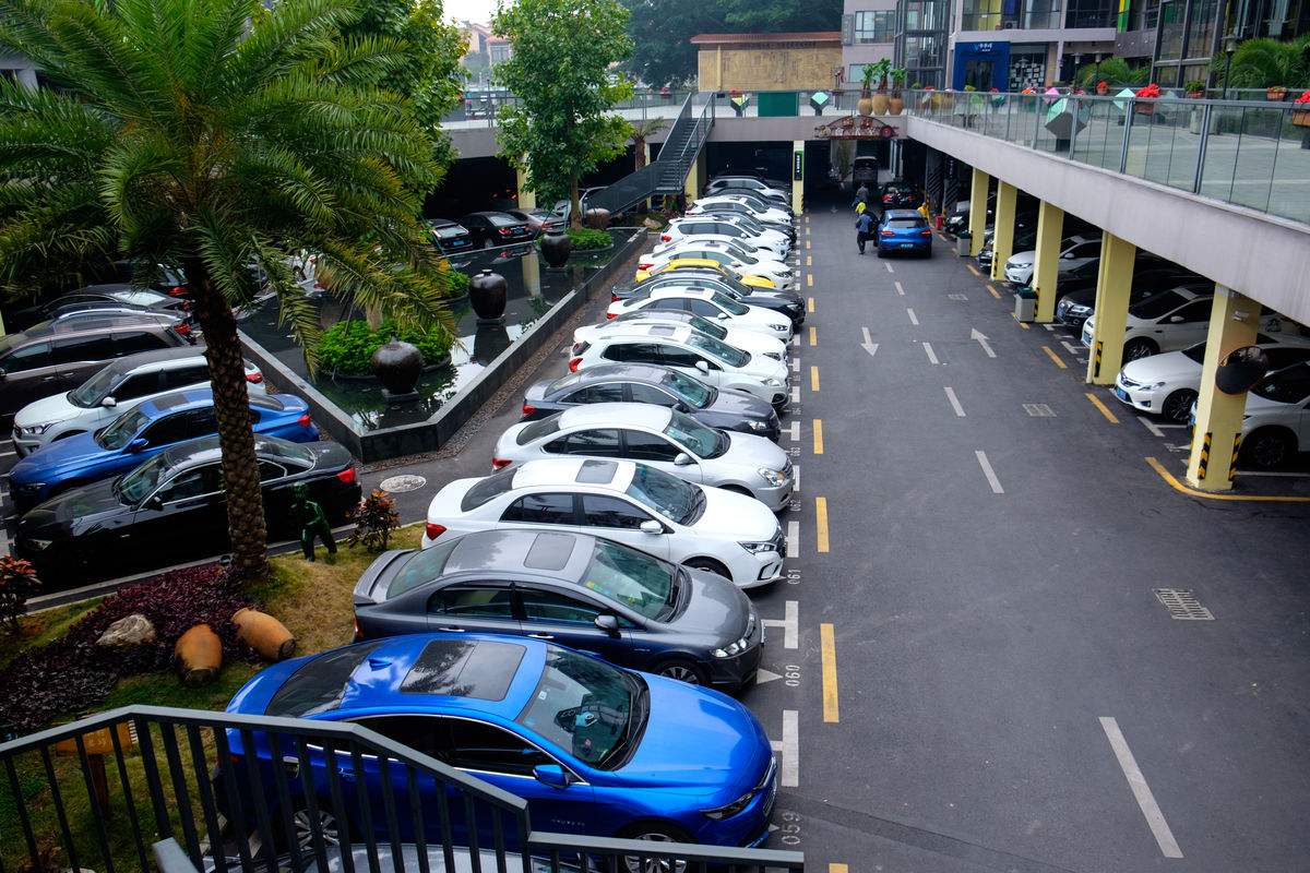 车不知道被谁刮报警流程,车停在小区里被刮了人跑了怎么办