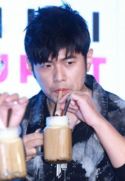 周杰伦为什么爱喝珍珠奶茶,周杰伦有多喜欢喝珍珠奶茶