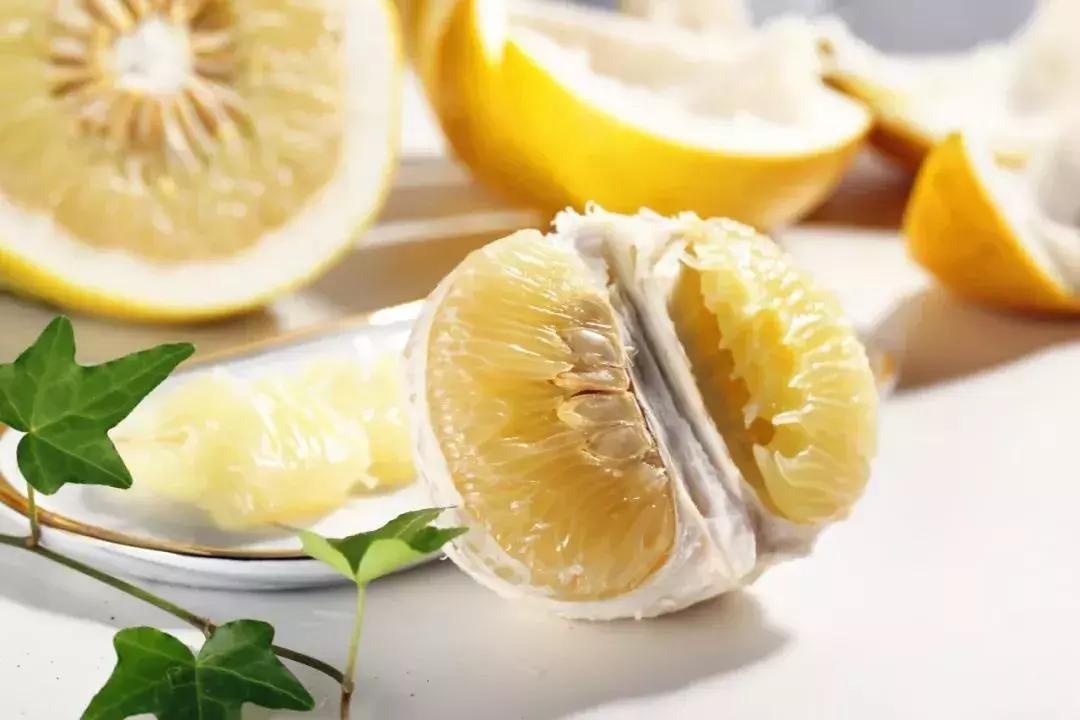 新鲜应季本地柚子水果脆甜,新鲜应季水果三红柚