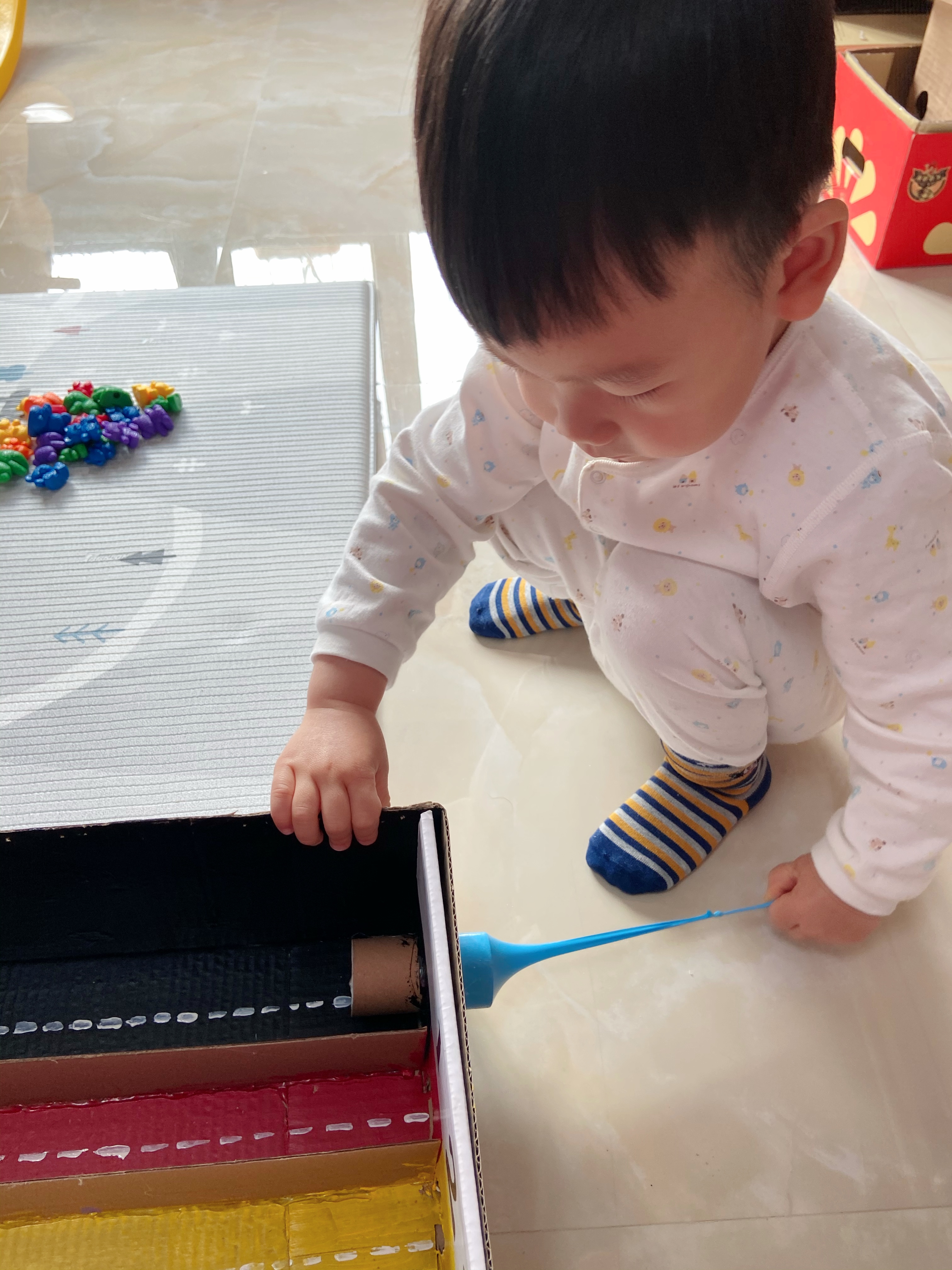 废纸箱可以做什么玩具,不用的废纸箱如何给孩子做玩具