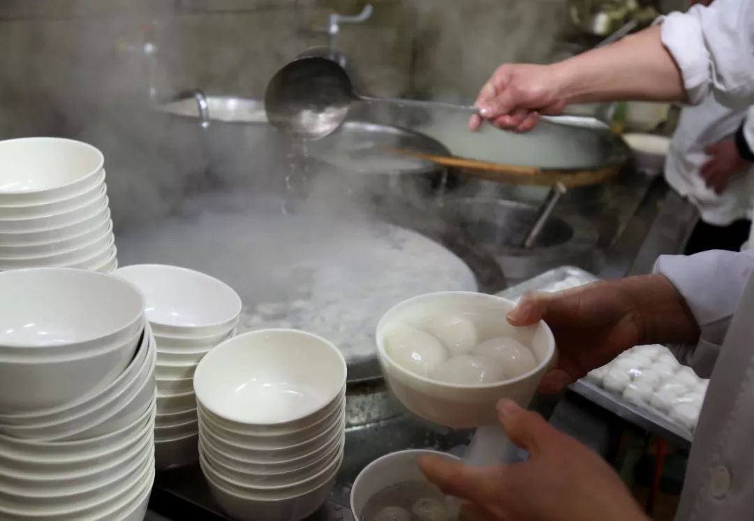 今夕元宵灯火依然通明,元宵佳节灯火明家家户户庆团圆