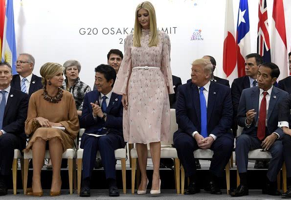 伊万卡穿蓝色裙,伊万卡穿修身蓝裙惊艳韩国