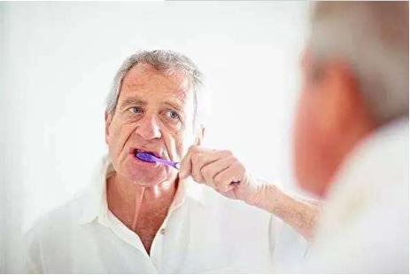 年纪大了也会龅牙吗,年纪大了就一定掉发吗