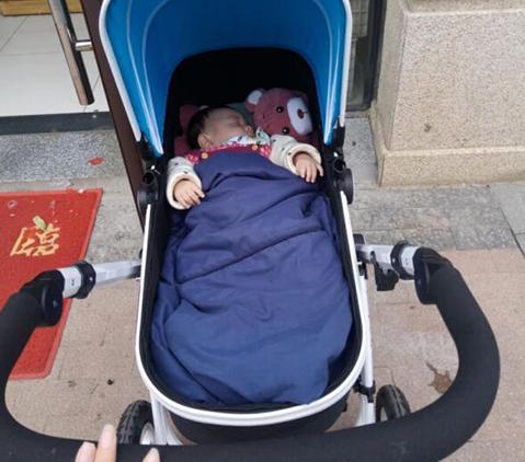 宝宝几个月坐婴儿车能起来一点,几个月宝宝就可以坐婴儿车了