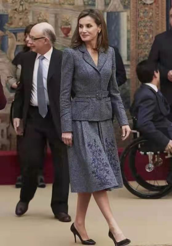 西班牙王后白色小西装配蓝色伞裙,西班牙王后穿黑条西装